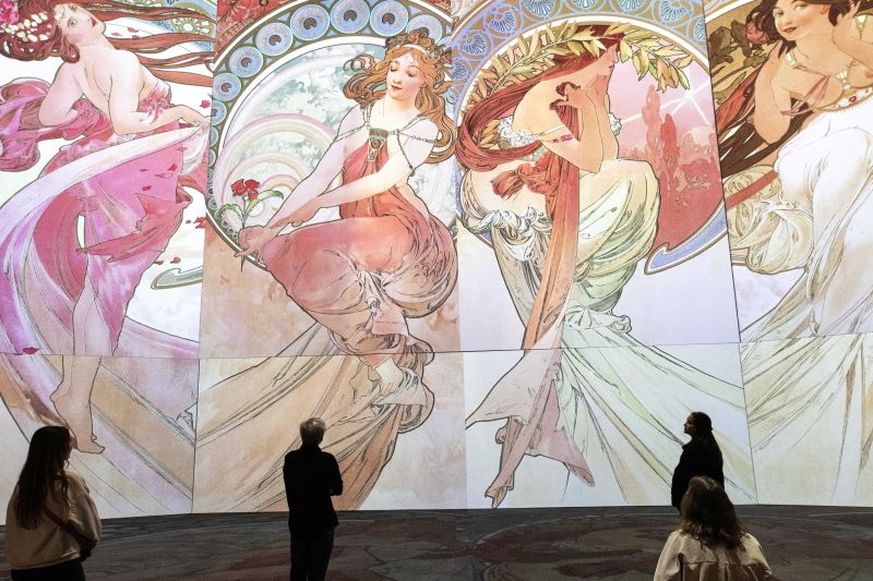 パリ展会場風景
©2024 Mucha Trust-Grand Palais Immersif
アルフォンス・ミュシャ《 絵画―連作〈四芸術〉より》（部分）　1898年　カラーリトグラフ　ミュシャ財団蔵
©2024　Mucha Trust