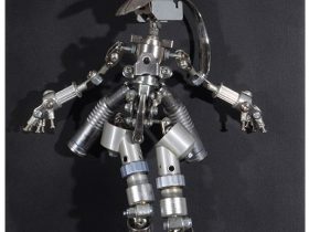 「Flying humanoid」 h20cm 素材：廃材