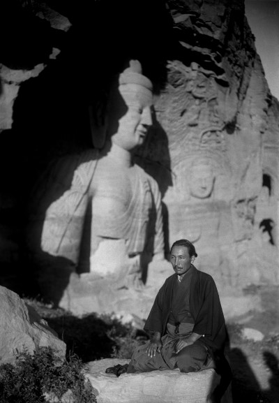 「雲岡石窟前の小川晴暘」　1939年