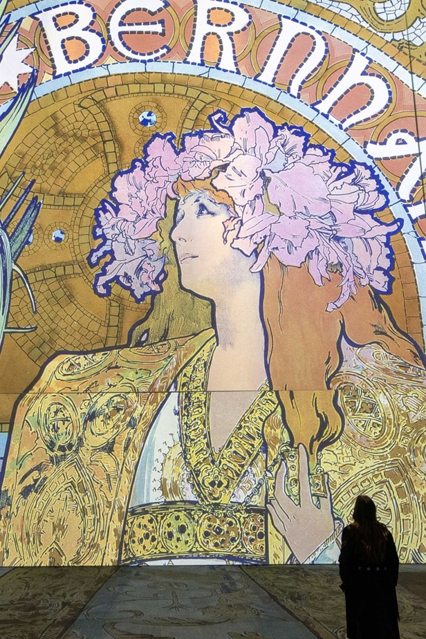 パリ展会場風景
©2024 Mucha Trust-Grand Palais Immersif
アルフォンス・ミュシャ《 ジスモンダ》（部分） 1894年　カラーリトグラフ　ミュシャ財団蔵
©2024　Mucha Trust