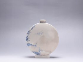 「李朝染付扁壷」 H21.4 × W18.7 × D7.3cm