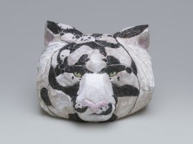 「白虎の威を借りる大熊猫」　樟　H23×W28×D23cm