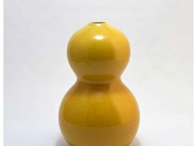 田島正仁「黄釉瓶」 （磁土、彩釉、約直径13.5×高さ21cm）