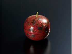 「丸香合　花尽くし」 径6.8×高さ7.4cm　漆