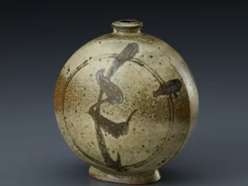 「糠釉鉄絵扁壺」（幅19×奥行13×高さ20cm）