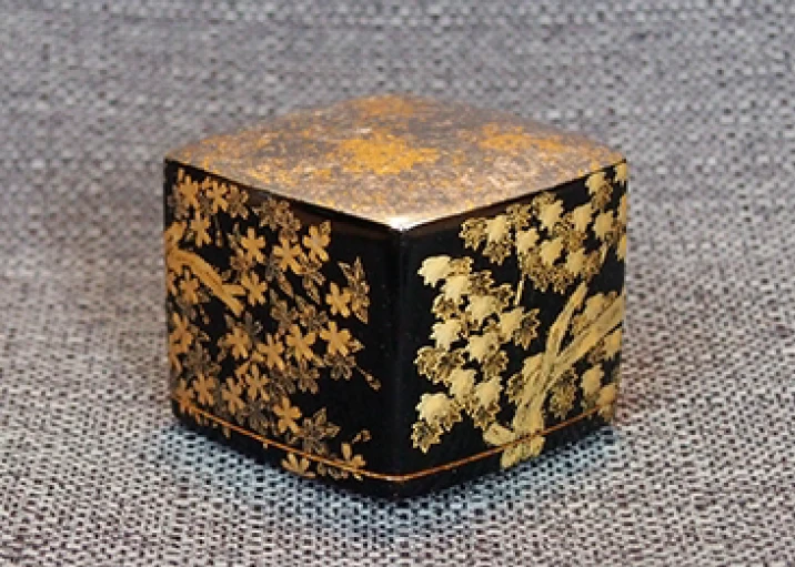 「香合 春秋沈金」（幅6×奥行6×高さ5cm）