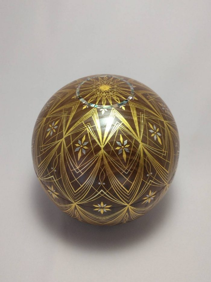 桑截金まり合子「華遊」
径12ｘ高さ11.6cm
桑材、金箔、三分金箔、プラチナ箔、　貝
（令和5年制作）
