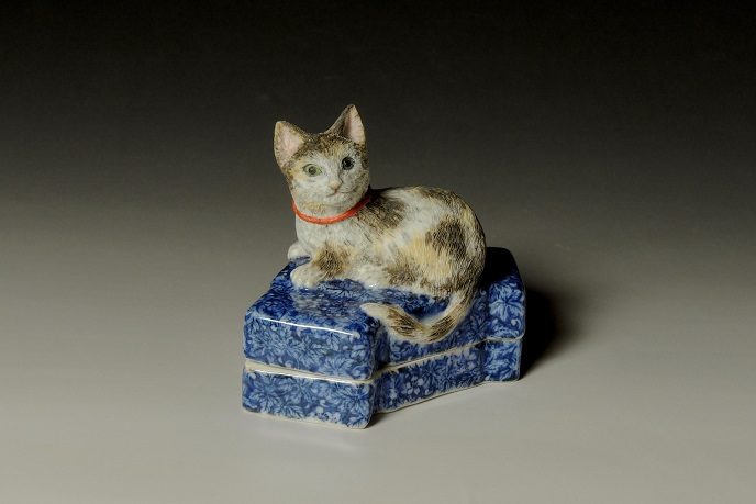 伊藤早苗

「釉下彩子猫結び文蓋物」

H8×W9.8×D6.7cm

磁器