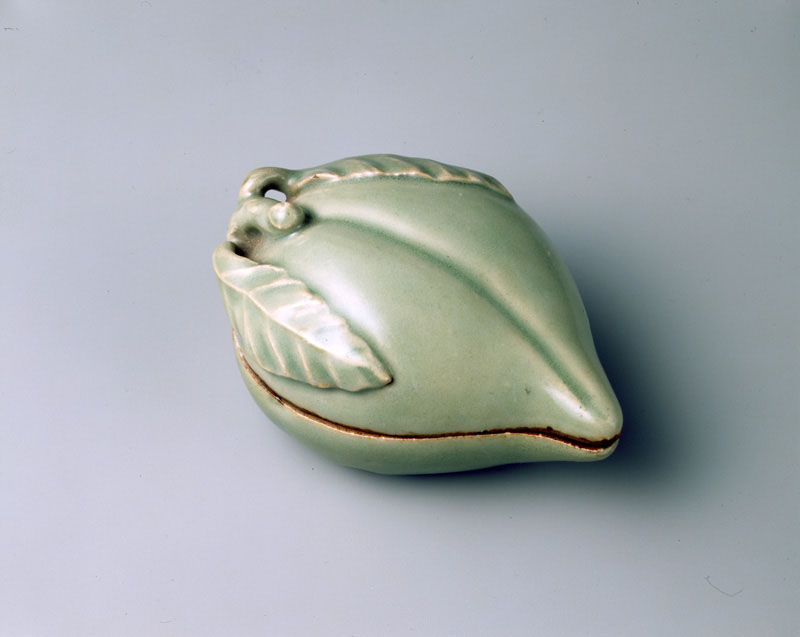 青磁桃型香合　明～清時代・17～18世紀　五島美術館蔵