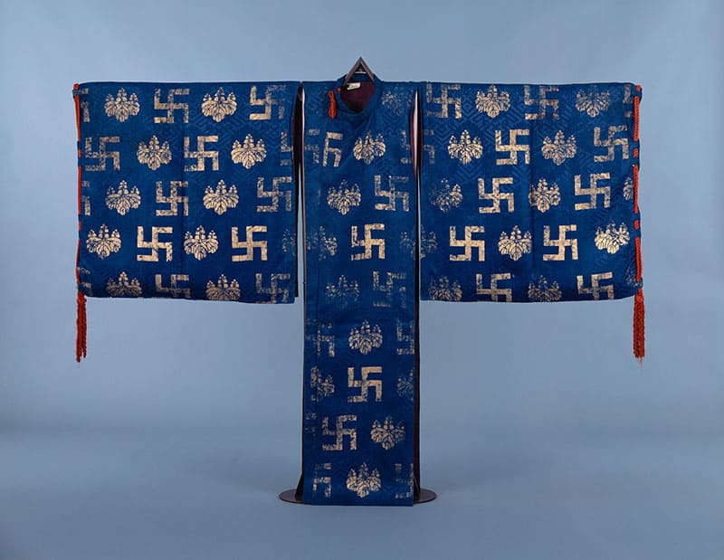 《紺地桐卍字散模様袷狩衣》江戸時代・18世紀　泉屋博古館東京