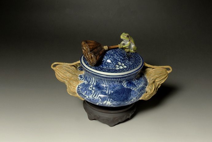 伊藤嘉英

「染付魚藻紋香炉（磁製台付）」

H16×W21×D14cm

磁器