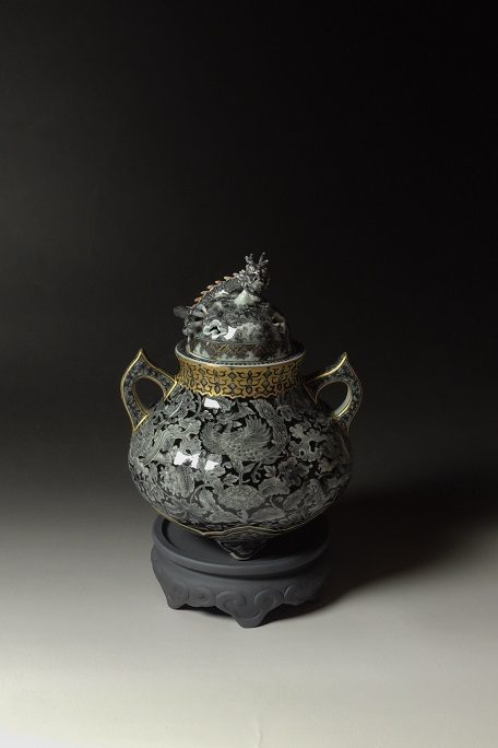 伊藤嘉英

「黒彩龍鳳凰紋双耳香炉（磁製台付）」

H14×W13.5×D11.5cm

磁器