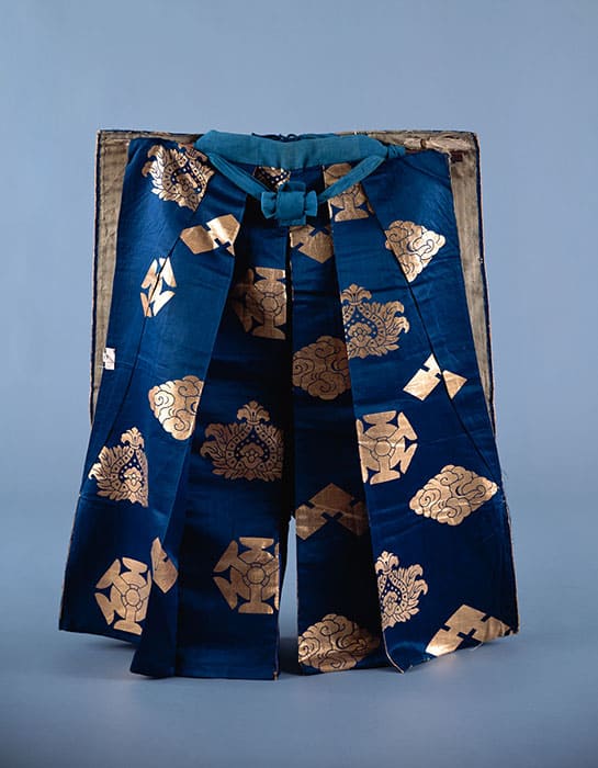 《紺地唐花立鼓雲菱千切模様半切》江戸時代・19世紀　泉屋博古館東京