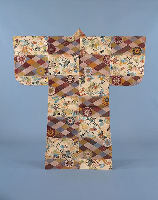 《白紫段海松貝四菱唐花丸模様厚板》江戸時代・17世紀　泉屋博古館東京