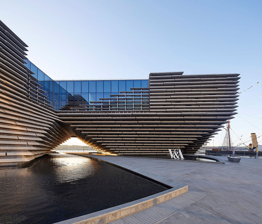 《ヴィクトリア＆アルバート・ミュージアム　ダンディ（スコットランド）》　V&A Dundee Scotland © Hufton+Crow