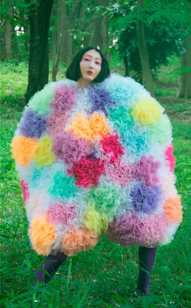 小泉智貴 《Multicolored Ruffle Cape》 2020年 作家蔵
