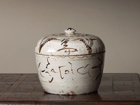 白掛鉄絵蓋物　磁州窯　明時代　16世紀　高26.0cm　日本民藝館蔵