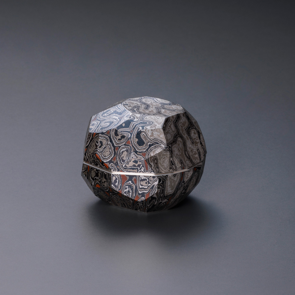 佐故龍平
杢目金打出面取合子（6.5×8.5×H7.7cm）

撮影／加賀雅俊