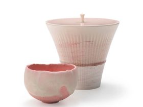 星野友幸（陶芸） （左）茶盌「糖衣」 W11.8×D11.2×H8.1cm （右）練継水指「ピンクグラス」 φ18.5×H18.5cm