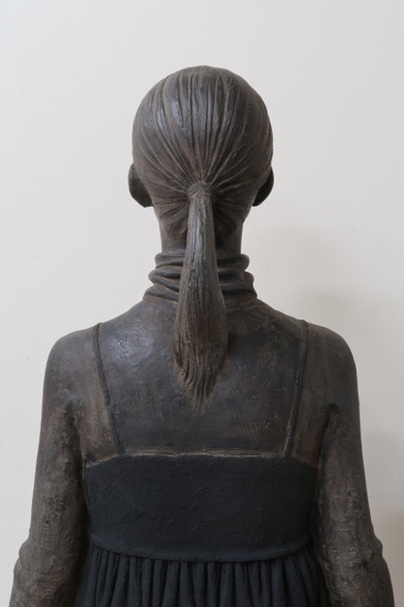 川島史也　《DRESS》2024 漆, 砥の粉, 麻布 H.82×W.54×D.30（CM）