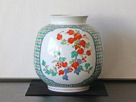 十四代 酒井田柿右衛門 濁手三方割花文花瓶 径23.8×高25.8cm