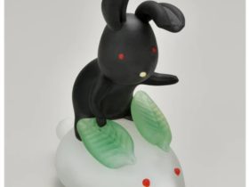 下田顕生「雪ウサギと黒うさぎ」 （幅11×奥行8×高さ13cm）