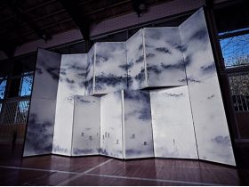 《Fog / 朝霧 -コノハナサクヤヒメ-》　210.0×360.0cm 変形屏風／高知麻紙、墨、顔料、金泥