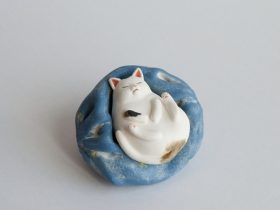 塩田千種「ごろん-お手玉-」高さ5×幅7.5×奥行8.5cm