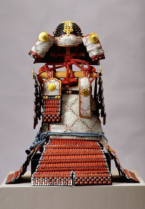 《赤絲威大鎧（複製）》平成 2 年（1990）（原品：平安時代・12 世紀）千葉県立中央博物館 大多喜城分館蔵