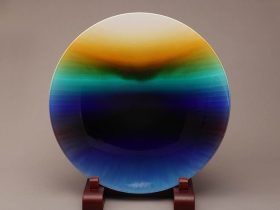 三代徳田八十吉【燿彩飾皿『れい明』】径45.4×高さ5.7cm