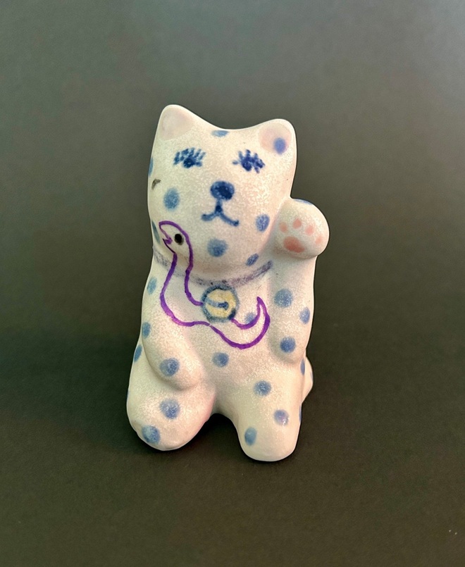 作家名：大原千尋
タイトル：「招き猫（ヘビ入り）」
サイズ：9.0×6.0×7.0cm
素材：陶