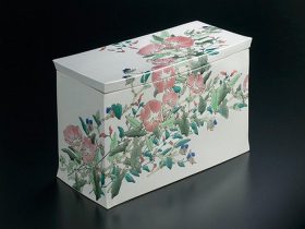 武腰 潤 「夏・艸叢」飾扁形函 幅36×奥行16.3×高さ24.3㎝