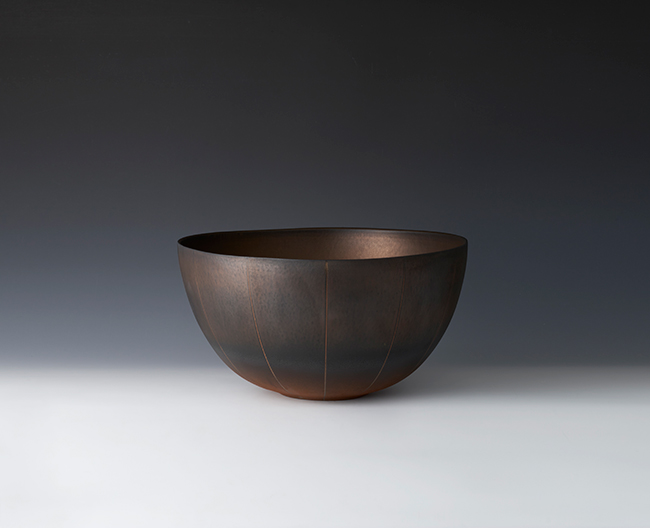 日本陶芸美術協会賞　坂倉善右衛門「月煌彩器」 H45×W43×D23cm