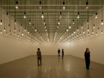 ラファエル・ロサノ＝ヘメル《パルス・ルーム》2006 白熱電球、電圧調整器、心拍センサー、コンピューター、金属製の彫刻 サイズ可変 © Rafael LOZANO-HEMMER photo: FUKUNAGA Kazuo