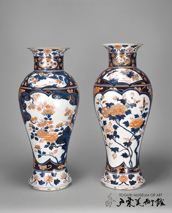 色絵 牡丹文 瓶　伊万里　江戸時代（18世紀前半）（左）高56.9㎝　（右）高58.0㎝　戸栗美術館収蔵