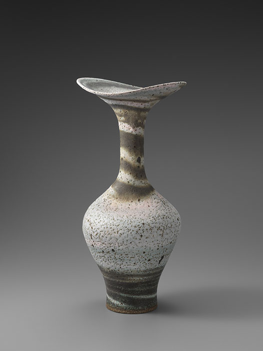 ルーシー・リー 《スパイラル文花瓶》 1980年頃 国立工芸館蔵 撮影：エス・アンド・ティ フォト