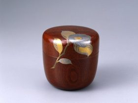 原羊遊斎《椿蒔絵棗》江戸時代・19世紀　泉屋博古館東京