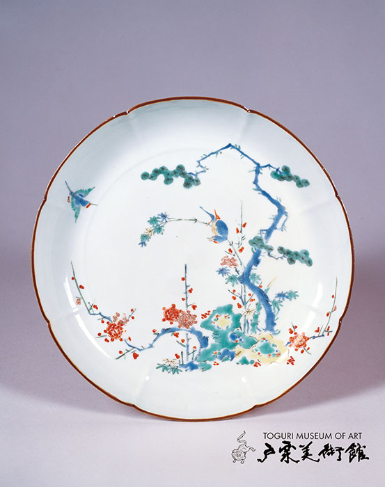 色絵 花鳥文 輪花皿　伊万里（柿右衛門様式）江戸時代（17世紀後半）口径22.0㎝　戸栗美術館収蔵