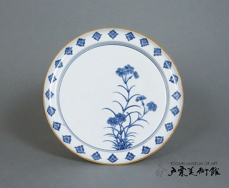 染付 撫子文 皿　伊万里　江戸時代（17世紀後半）口径18.7㎝　戸栗美術館収蔵