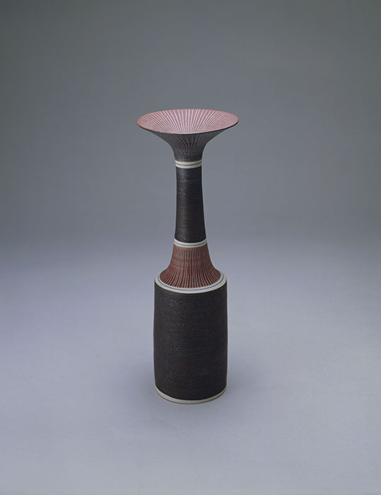 ルーシー・リー 《壺》 1965年頃 京都国立近代美術館蔵