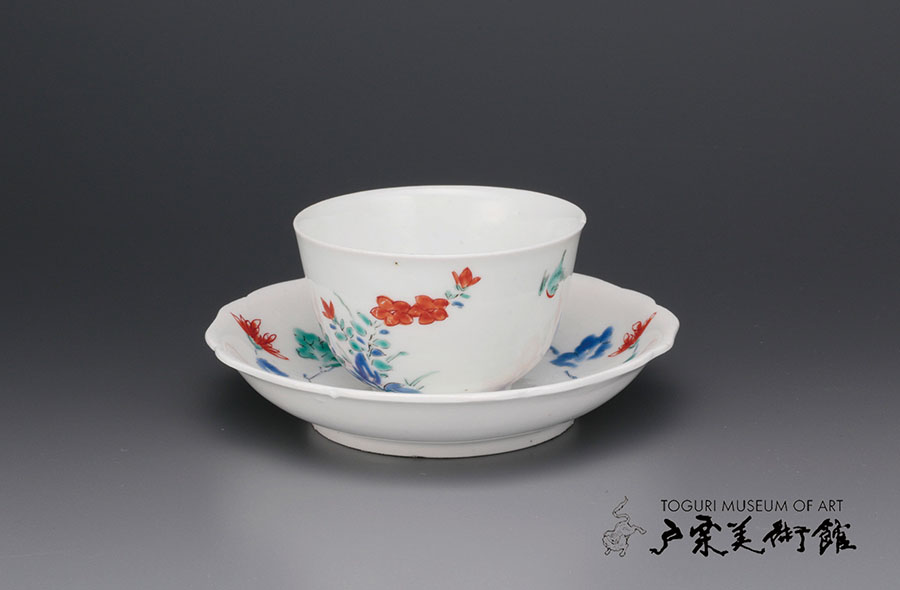 色絵 花鳥文 杯・輪花皿　伊万里（柿右衛門様式）江戸時代（17世紀後半）（杯）口径6.5㎝　（皿）口径10.6㎝　戸栗美術館収蔵