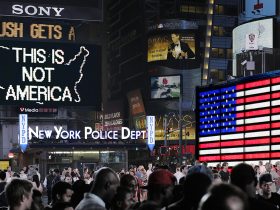アルフレド・ジャー《A Logo for America》 1987/2014 © Alfredo Jaar