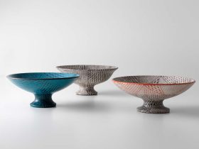 「色絵洋彩高杯」 （左）φ19.4×h8cm（ペールブルー） 「色絵銀彩高杯」 （中）φ20.1×h8.6cm（白黒） （右）φ20.2×h8.7cm（朱赤・赤紫・緑・黒）