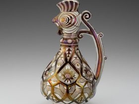 〈七代　加藤幸兵衛〉 ラスター彩 流水花文鳳首瓶 　W19.2×D16.0×H30.6㎝