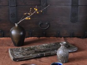 石黒瓶子　サイズ：13.7×高さ19.8cm 税込価格：99,000円 丹波敲紋長皿　サイズ：51.5×19.5×高さ3.5cm 税込価格：165,000円 丹波小鉢　サイズ：13.0×高さ4.0cm 税込価格：3,850円 丹波徳利　サイズ：8.0×高さ13.6cm 税込価格：24,200円 塩窯ぐい吞　サイズ：7.3×高さ5.0cm 税込価格：14,300円 窯変白釉酒盃　サイズ：7.5×高さ3.9cm