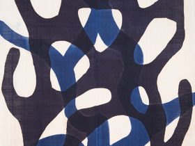 柚木沙弥郎《木もれ陽》2019 松本市美術館蔵 画像提供: ギャラリーTOM