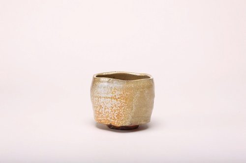 黄瀬戸茶盌 (穴窯)

径11.2×高さ9.3cm 　　