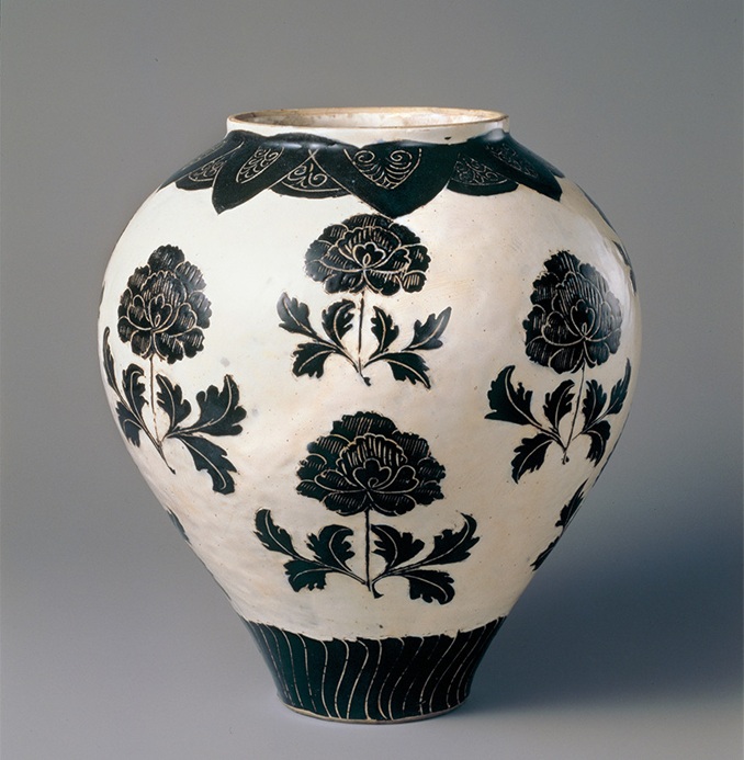 「白釉黒花牡丹文壺」　磁州窯　中国・北宋時代 11～12世紀　


