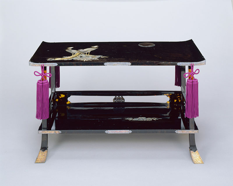 江崎栄造《玳瑁冠棚》大正13年(1924)、玳瑁・金銀象嵌、国（皇居三の丸尚蔵館収蔵）