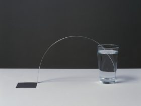 鴨治晃次《静物》2003/2013 水、グラス、アルミニウム板 作家蔵、photo:Hans-WulfKunze